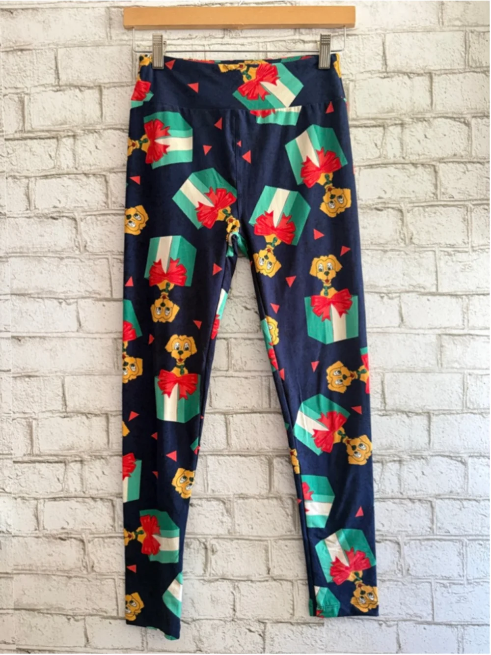 NEW LuLaRoe holiday dog-themed leggings size OS festive print of gifts & dogs